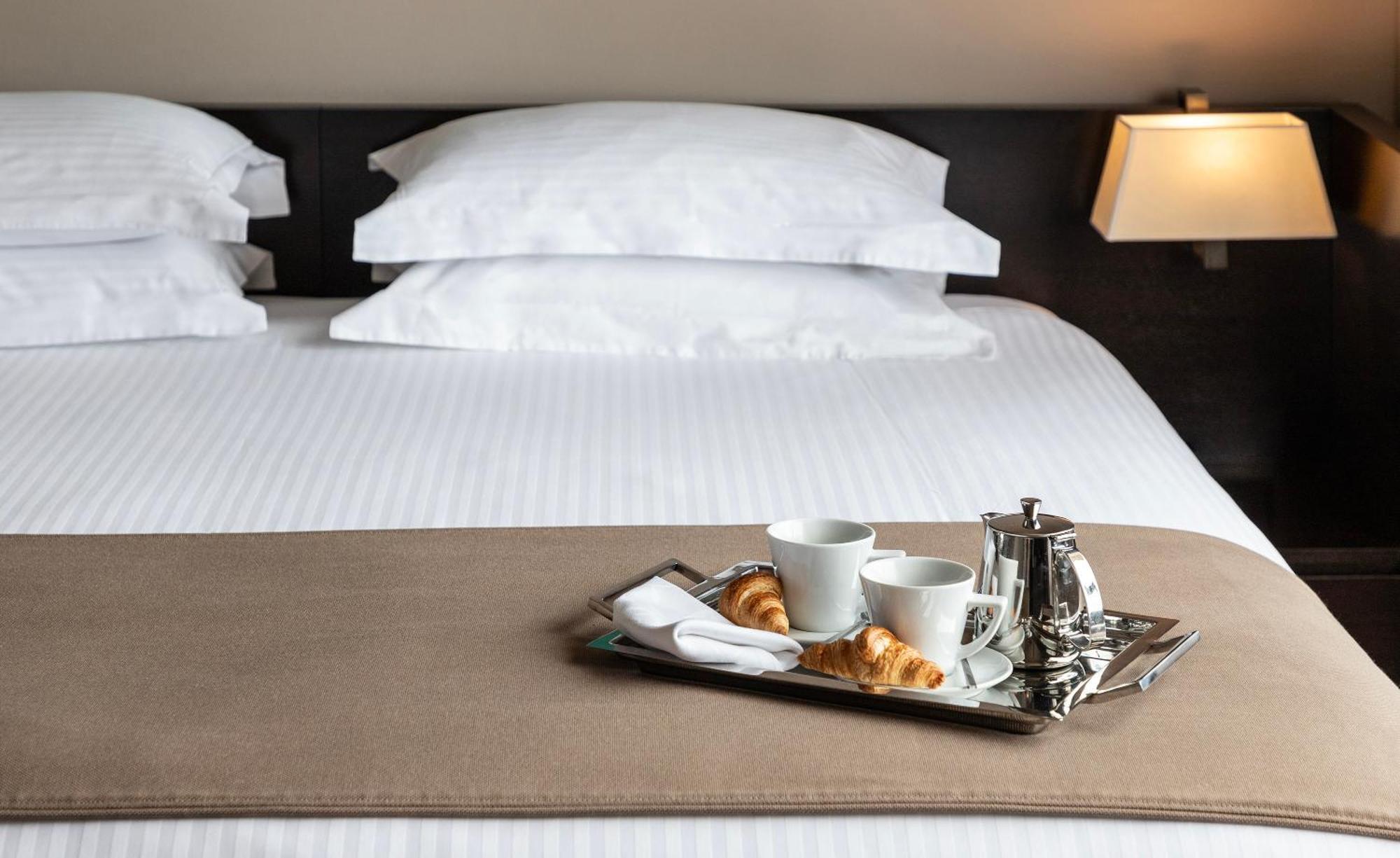 Hotel NJV Athens Plaza Exterior foto Room service tray