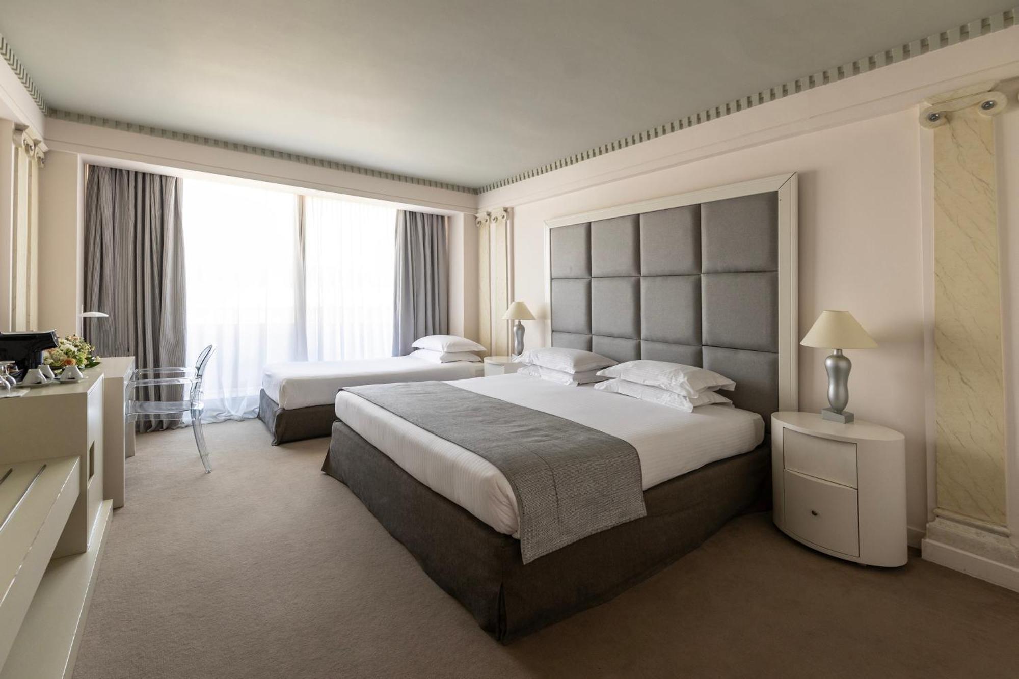 Hotel NJV Athens Plaza Exterior foto A room at the hotel
