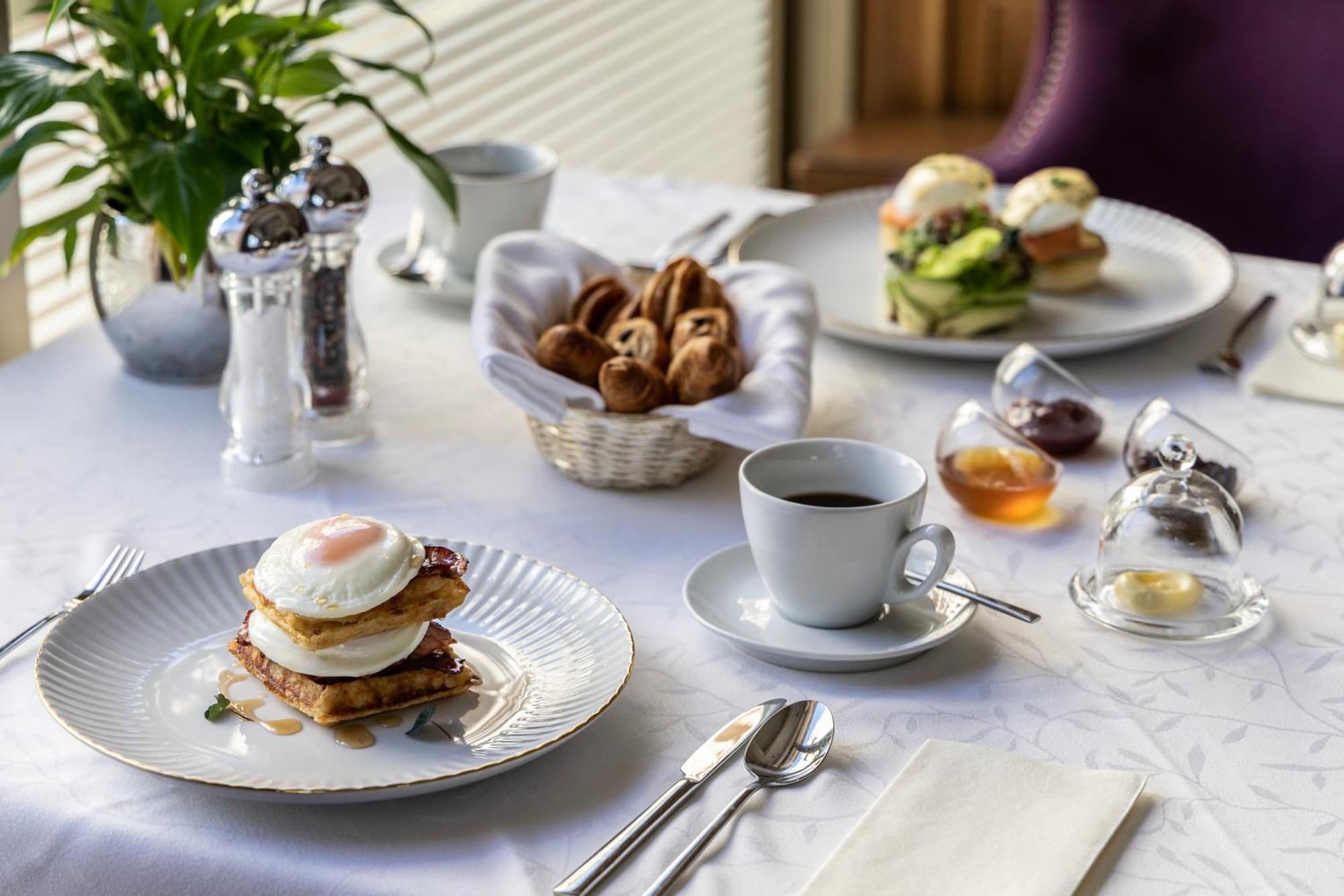 Hotel NJV Athens Plaza Exterior foto A breakfast table