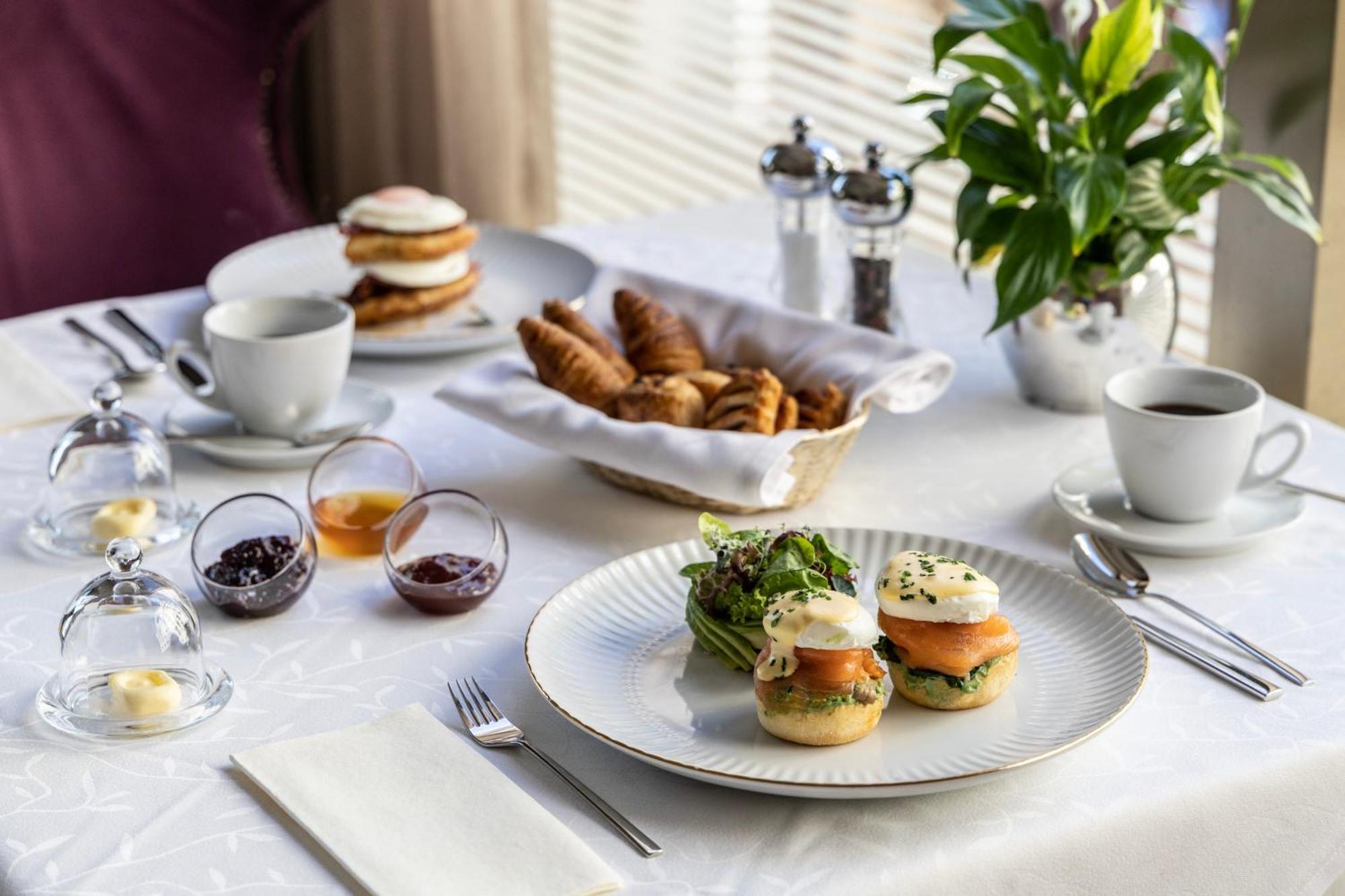 Hotel NJV Athens Plaza Exterior foto A breakfast table with a selection of dishes
