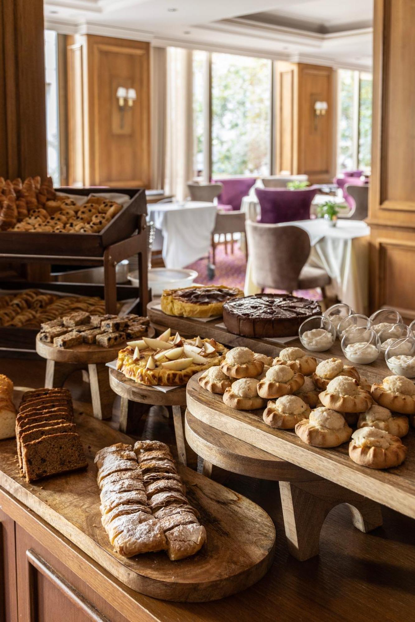 Hotel NJV Athens Plaza Exterior foto A selection of cakes and pastries