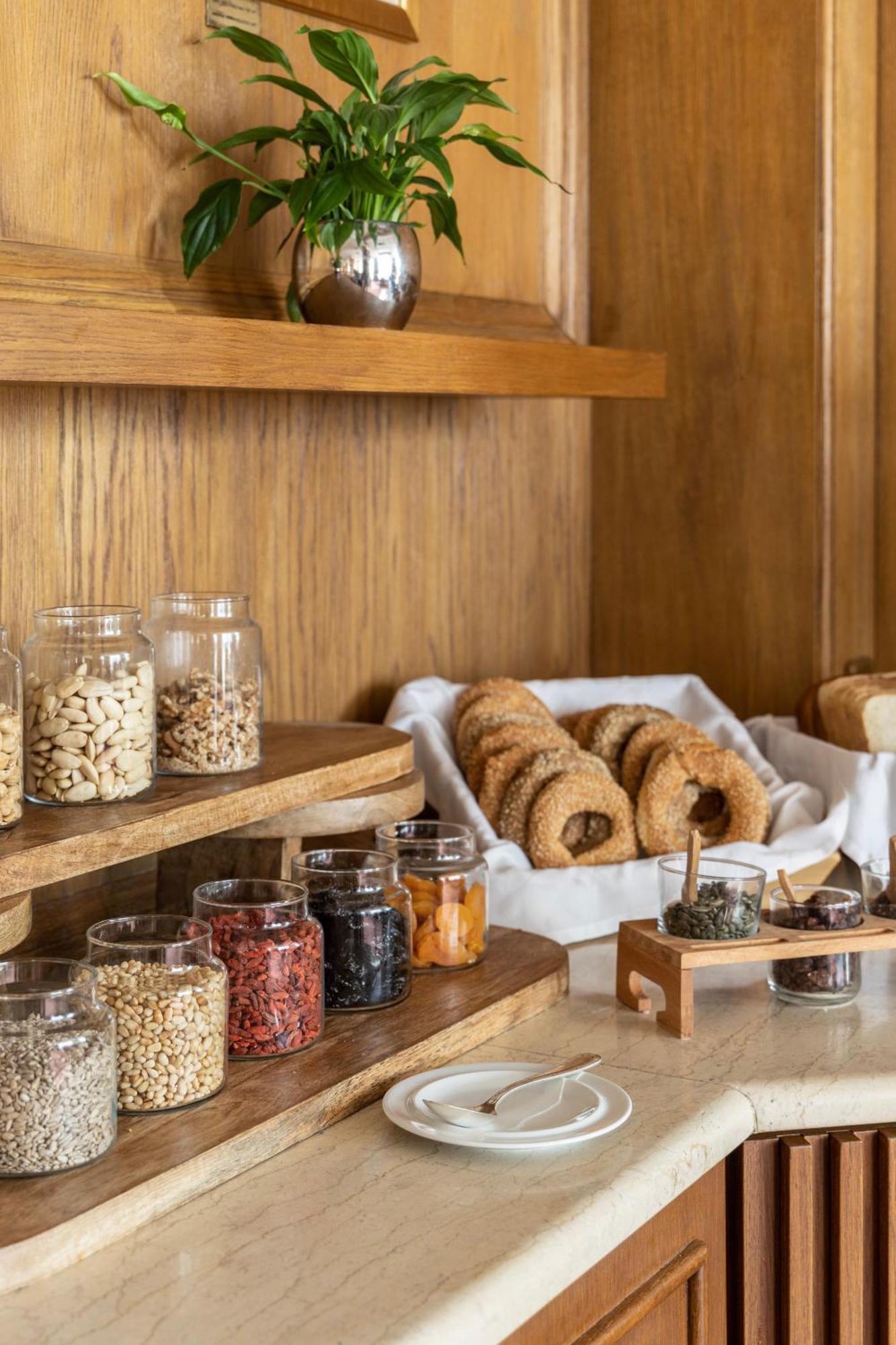 Hotel NJV Athens Plaza Exterior foto Bagels and other breakfast items at a hotel