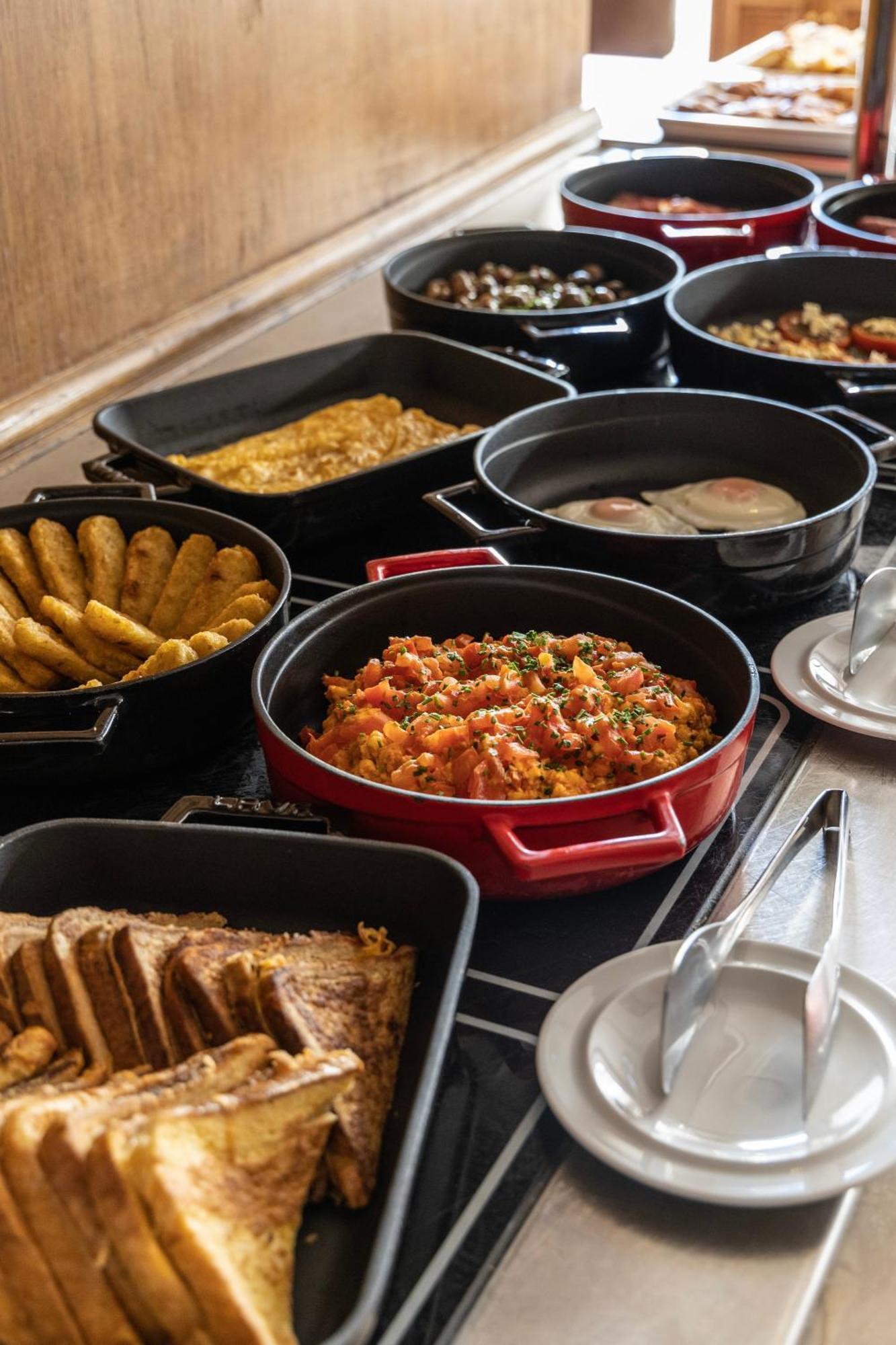 Hotel NJV Athens Plaza Exterior foto A selection of dishes at a buffet