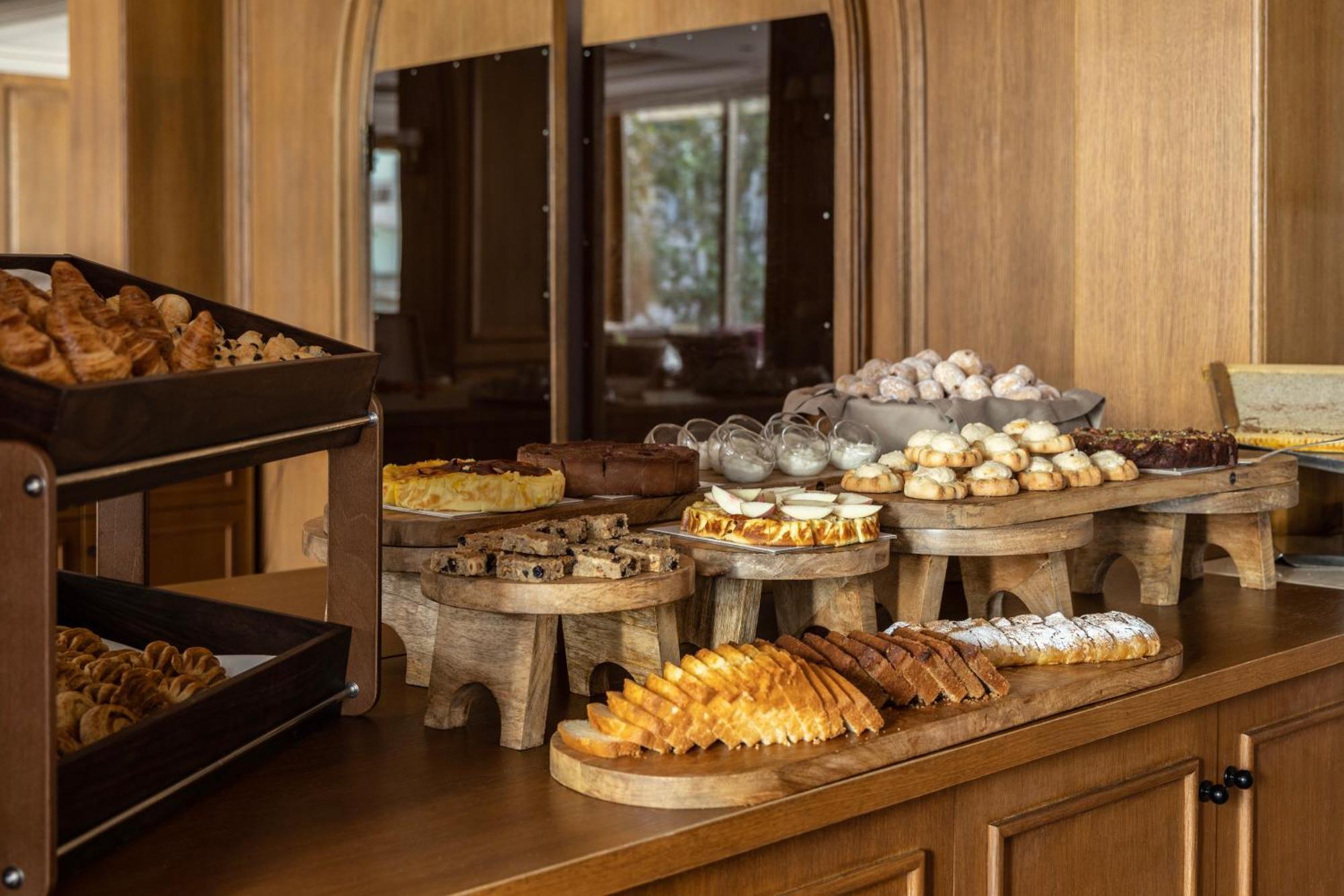 Hotel NJV Athens Plaza Exterior foto A selection of Greek pastries