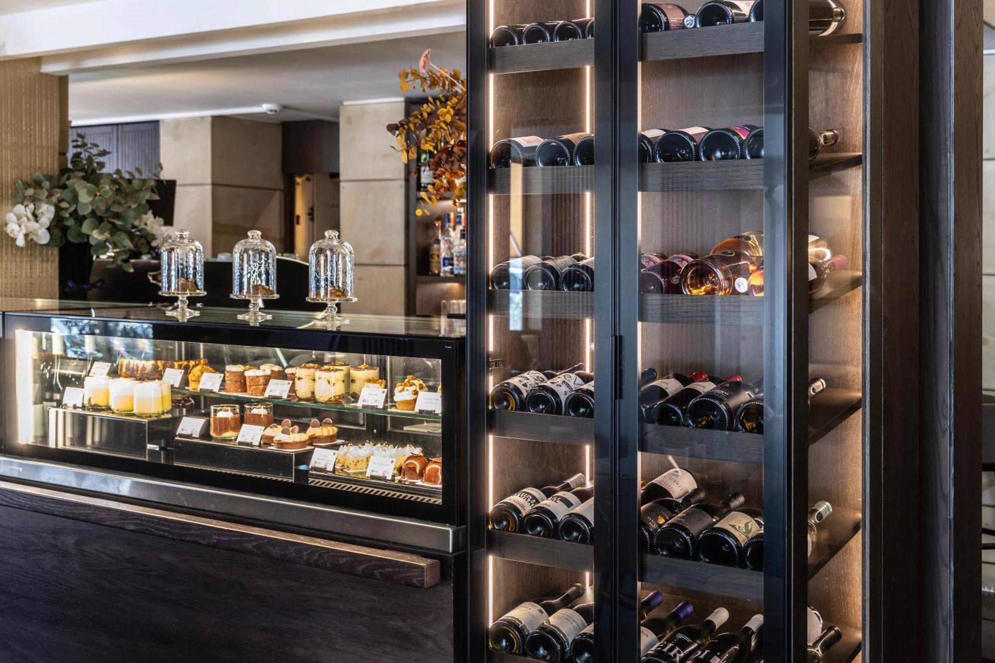 Hotel NJV Athens Plaza Exterior foto Wine display at the hotel