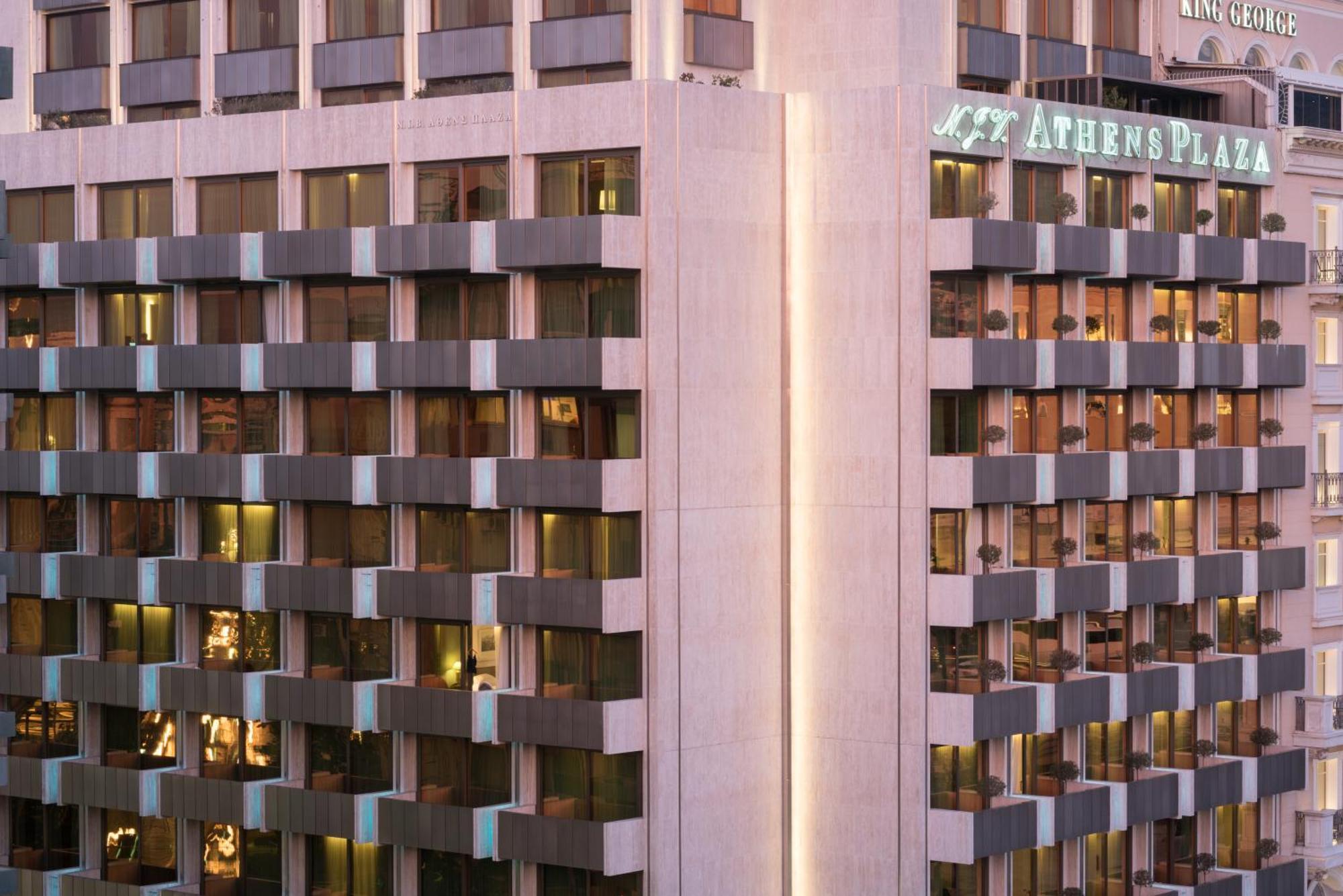 Hotel NJV Athens Plaza Exterior foto The hotel at night